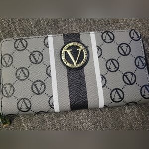 Vera New York NWT Zip Around Gray Wallet Womans‎